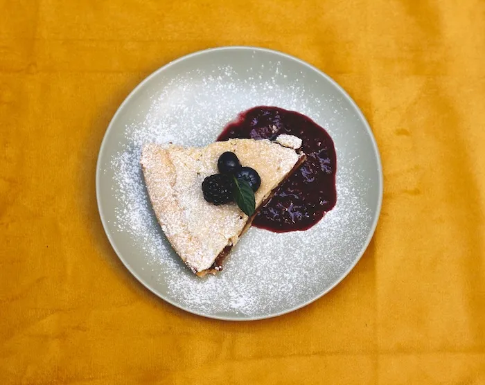 Postre casero con frutos rojos en Flat White Condesa