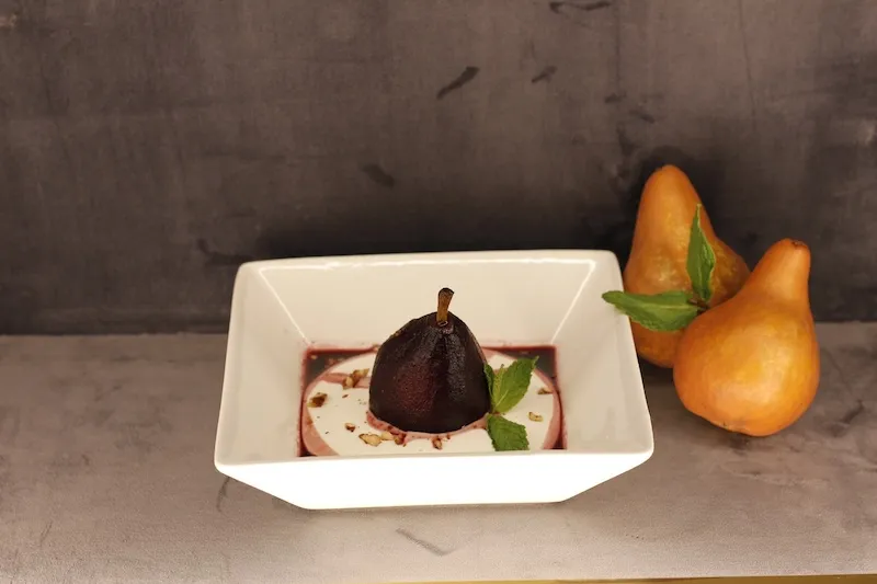 Postre de pera al vino tinto en Flat White Condesa