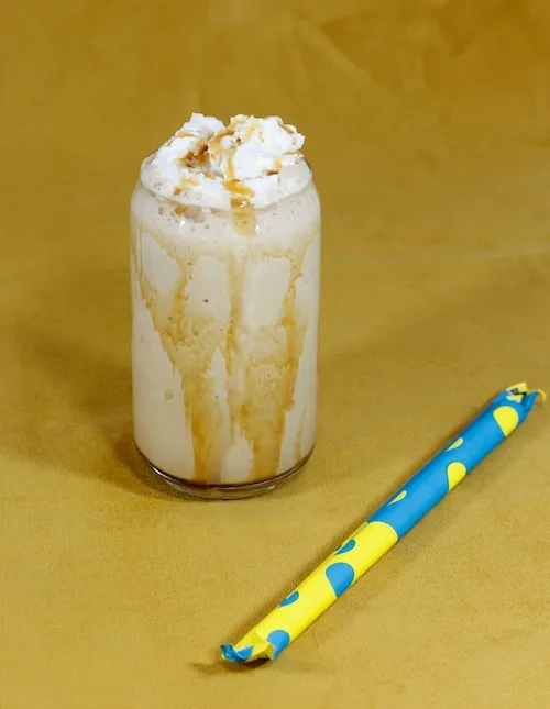 Bebida cremosa de caramelo en Flat White Condesa