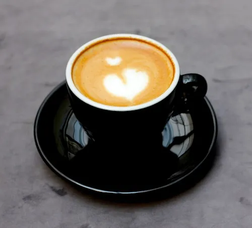 Café latte con arte latte en Flat White Condesa